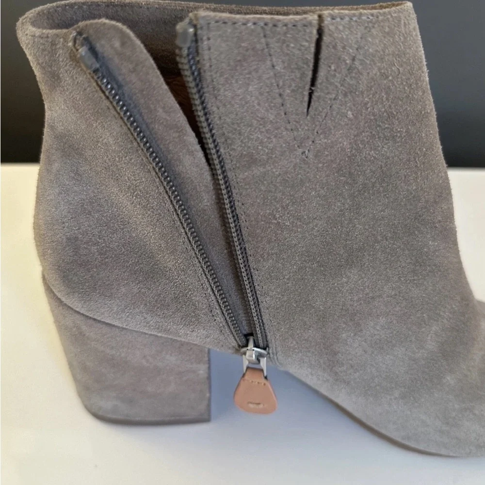 Gentle Souls Blaise Beige Tan Suede Ankle Boots Bootie Block Heel Size 9 EUC